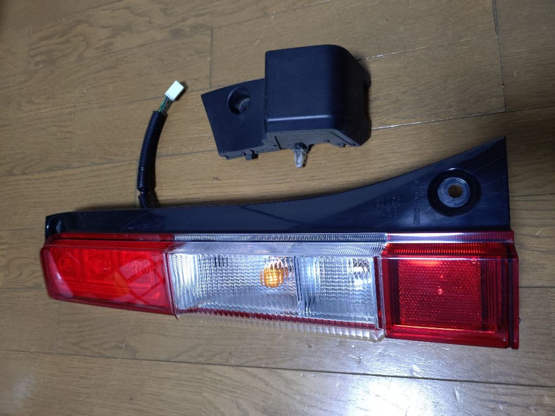 ホンダN-VAN左テールランプ 中古品