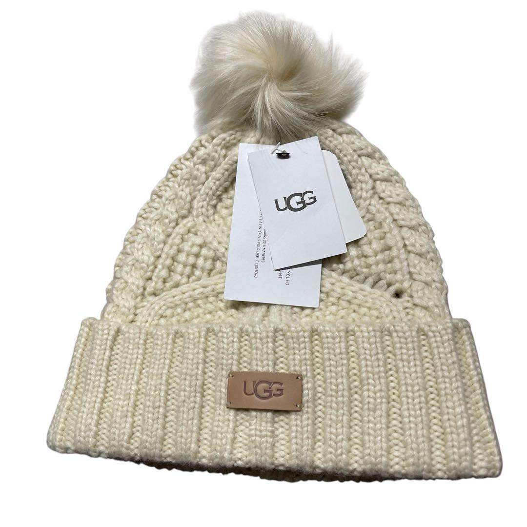 美品　UGG ホワイト （クリーム色）ポンポン付きニット帽
