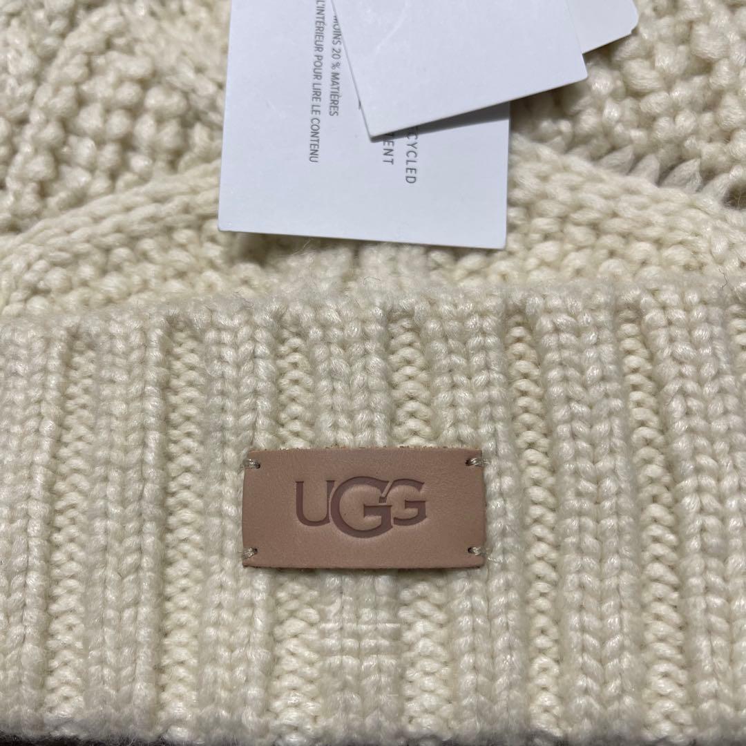 美品　UGG ホワイト （クリーム色）ポンポン付きニット帽