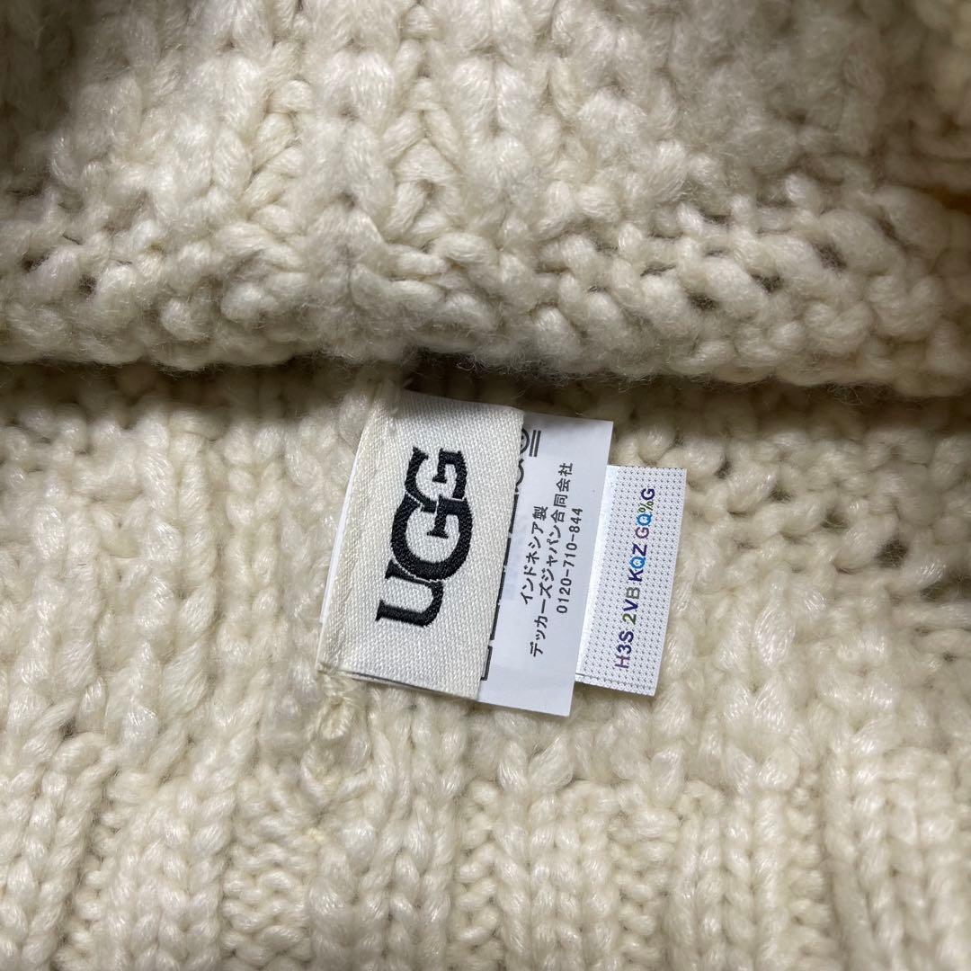 美品　UGG ホワイト （クリーム色）ポンポン付きニット帽