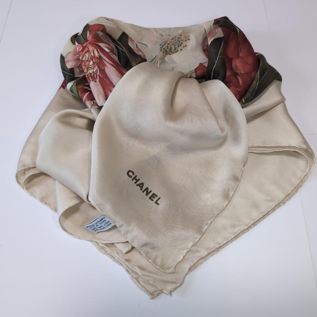 主役級　CHANEL カメリア シルク　大判85cmスカーフ ベージュ地 d60