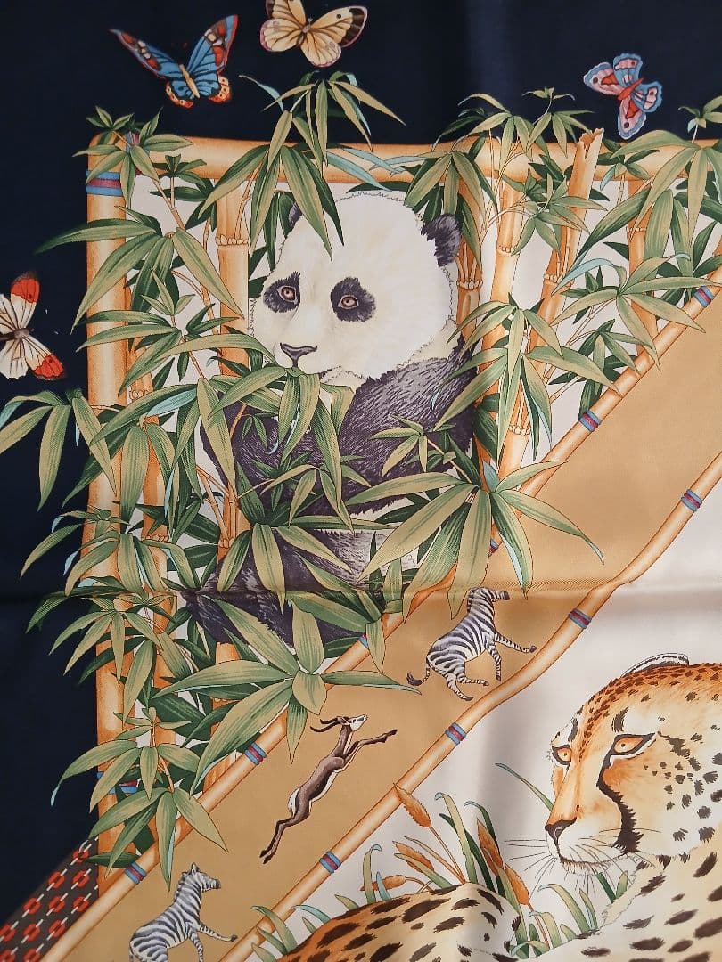H*a様 美品Salvatore Ferragamo シルクスカーフ 動物柄