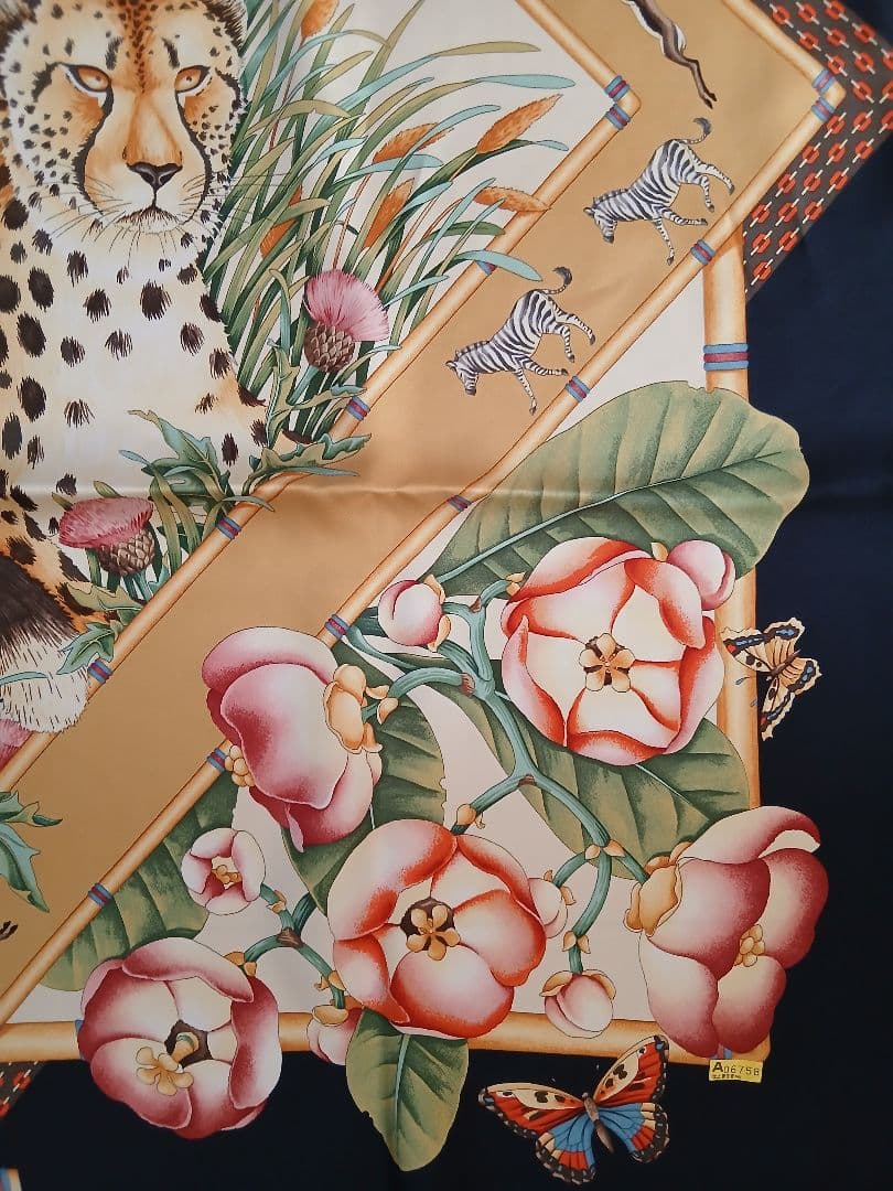 H*a様 美品Salvatore Ferragamo シルクスカーフ 動物柄