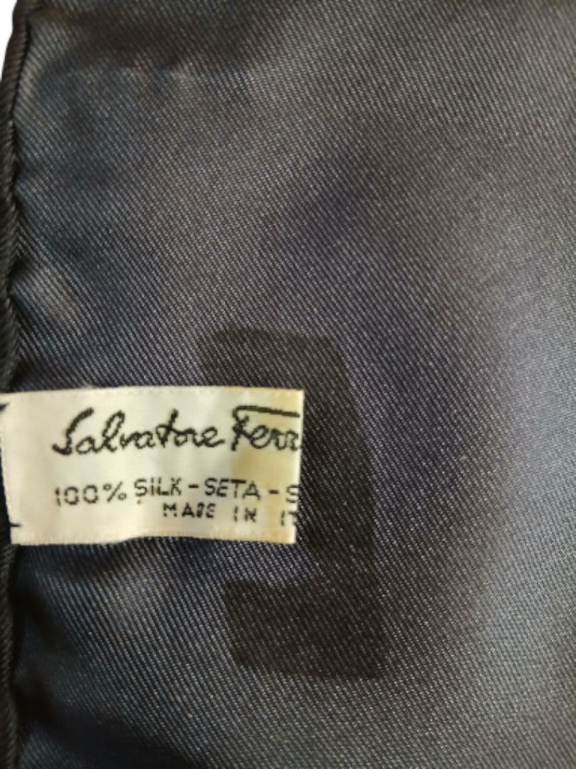 H*a様 美品Salvatore Ferragamo シルクスカーフ 動物柄