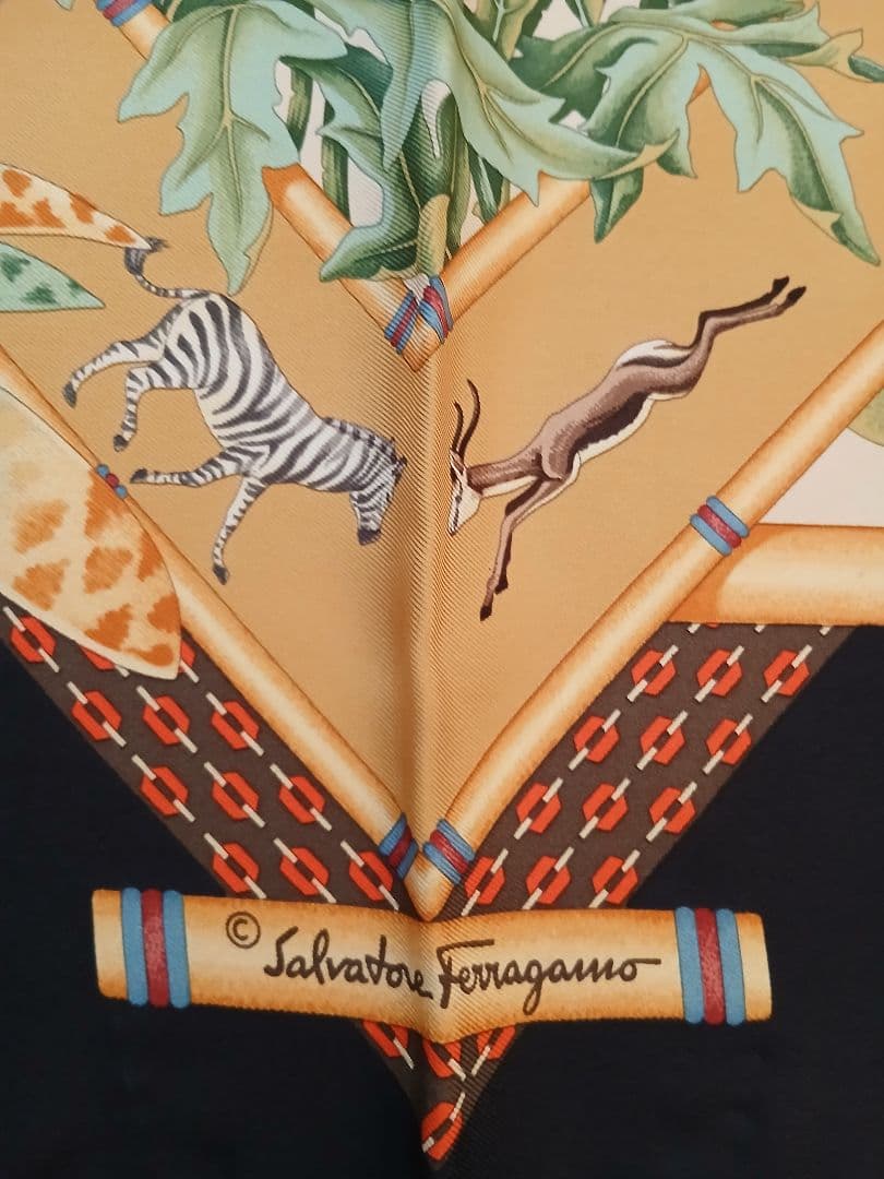 H*a様 美品Salvatore Ferragamo シルクスカーフ 動物柄