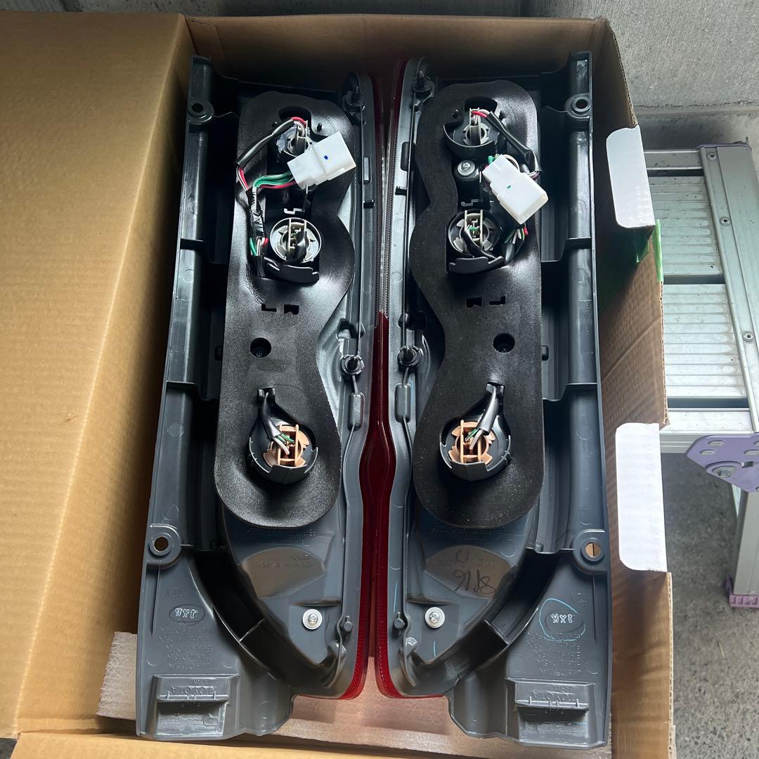ハイエースダークプライム2 新車外し純正テールランプ