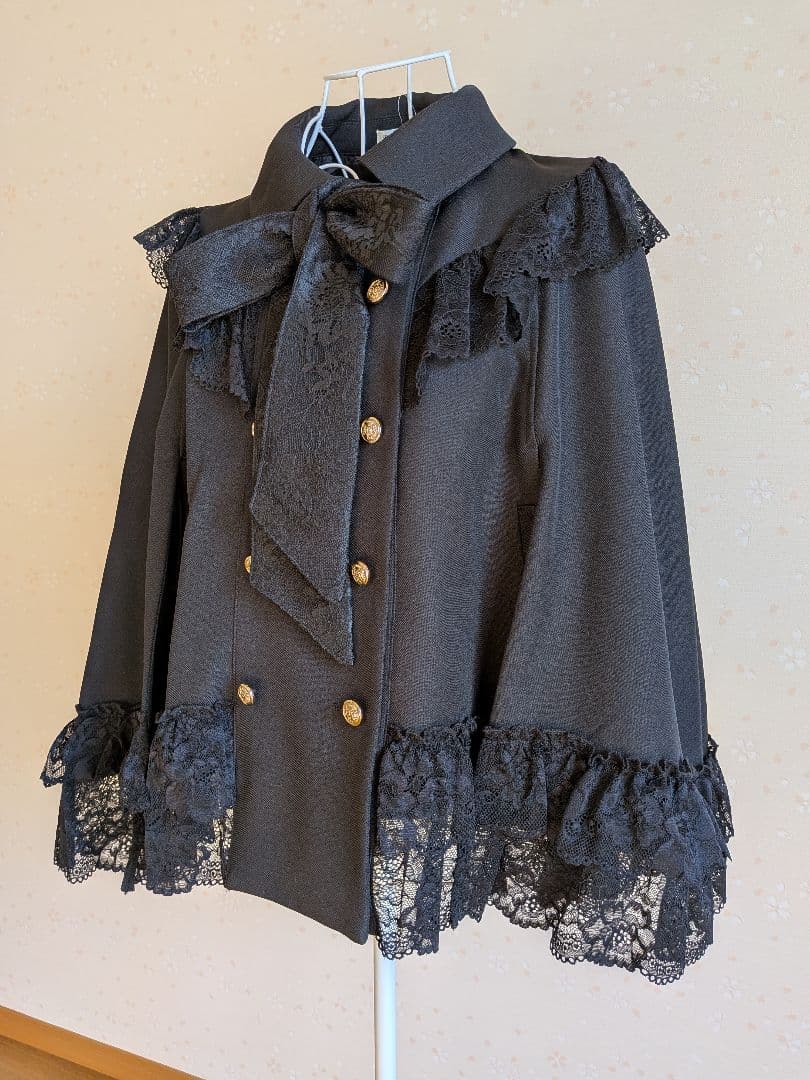 【新品タグ付】axes femme『リボン付レースフリルコート』Fサイズ　黒色