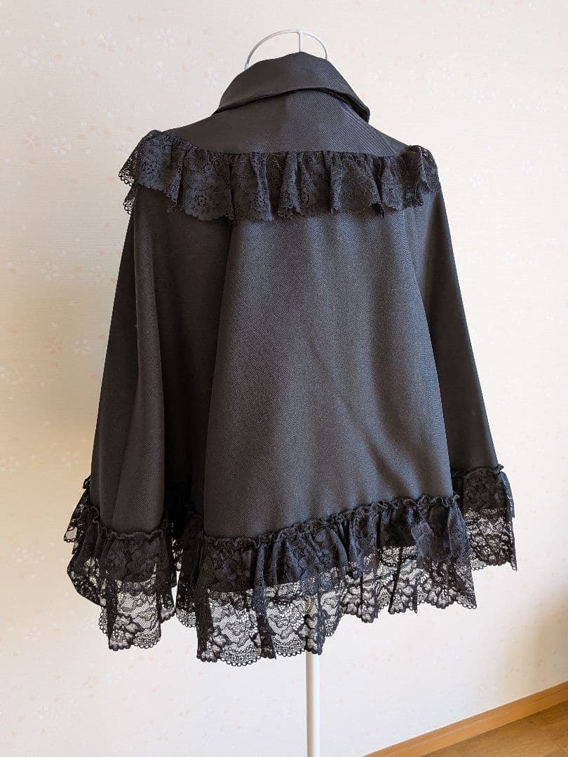 【新品タグ付】axes femme『リボン付レースフリルコート』Fサイズ　黒色