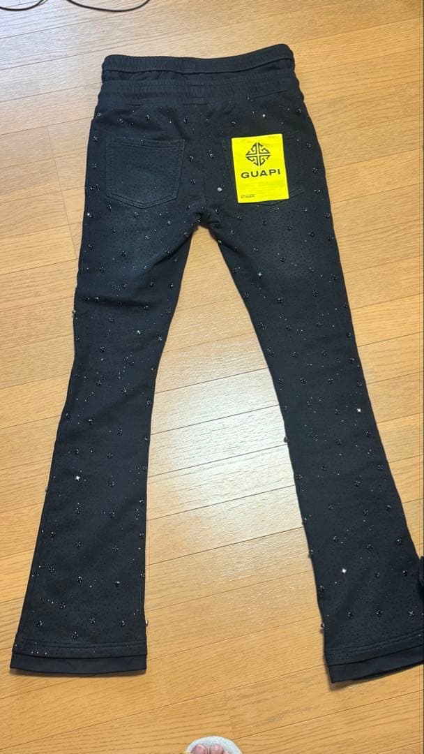 GUAPI ラインストーン付スウェットフレア 32 リアルくん着用