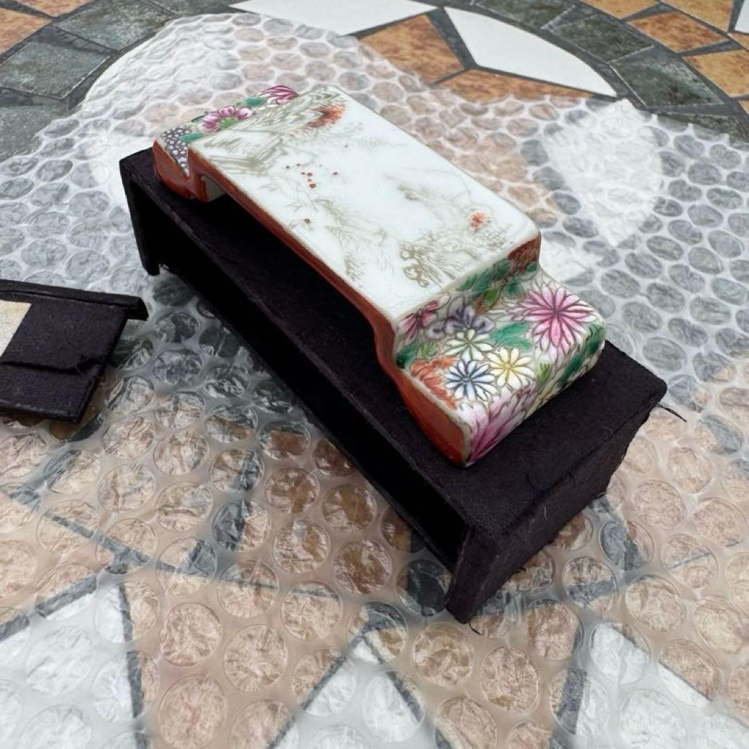 中国美術　筆置き　筆架　置物　陶磁器　山水と花模様　色絵　￼粉彩　骨董