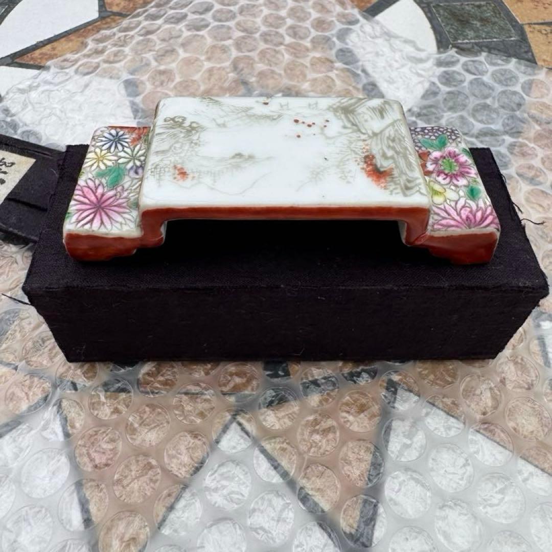 中国美術　筆置き　筆架　置物　陶磁器　山水と花模様　色絵　￼粉彩　骨董