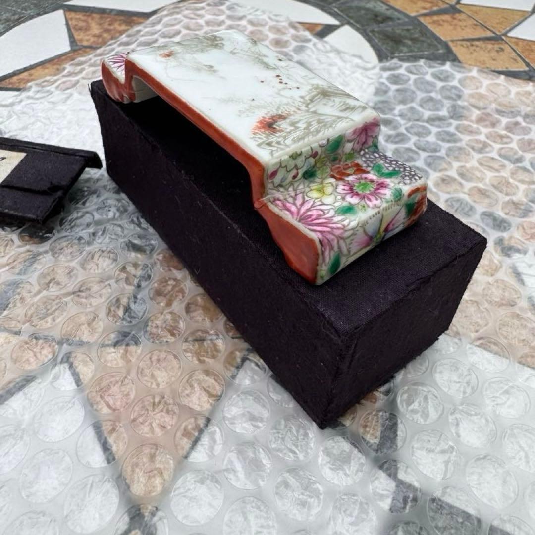 中国美術　筆置き　筆架　置物　陶磁器　山水と花模様　色絵　￼粉彩　骨董