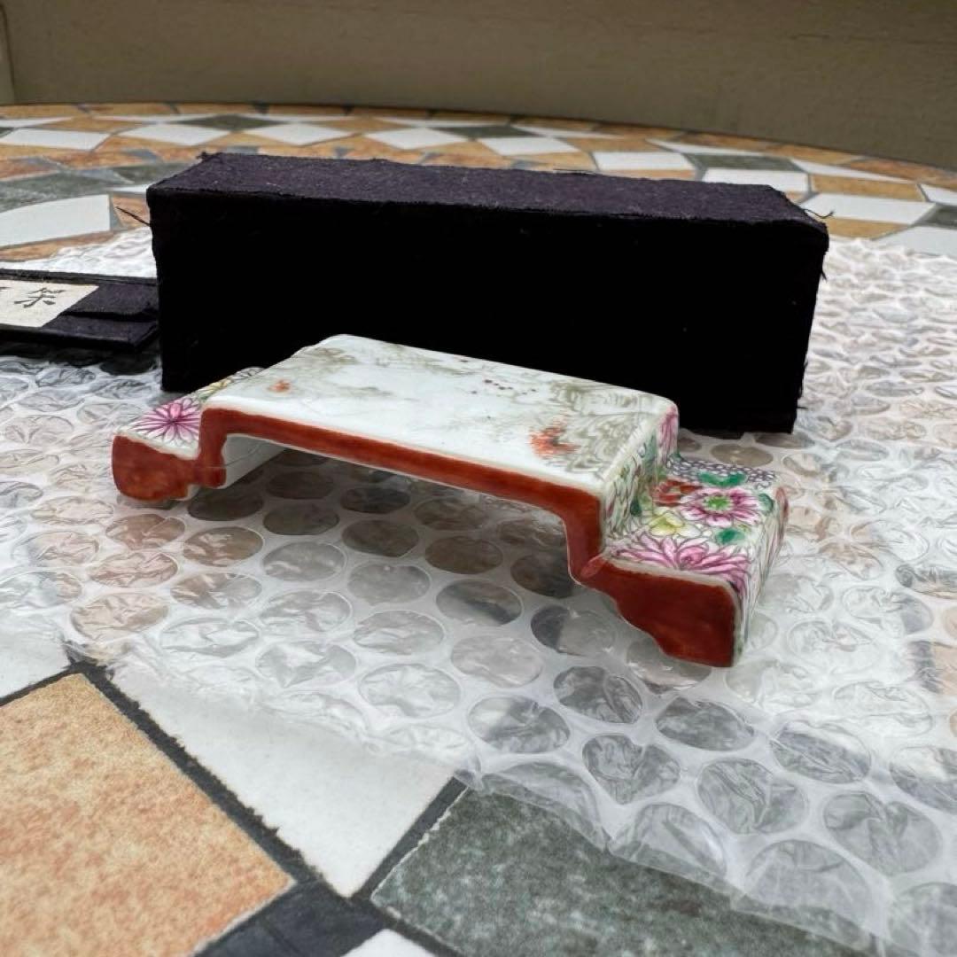 中国美術　筆置き　筆架　置物　陶磁器　山水と花模様　色絵　￼粉彩　骨董