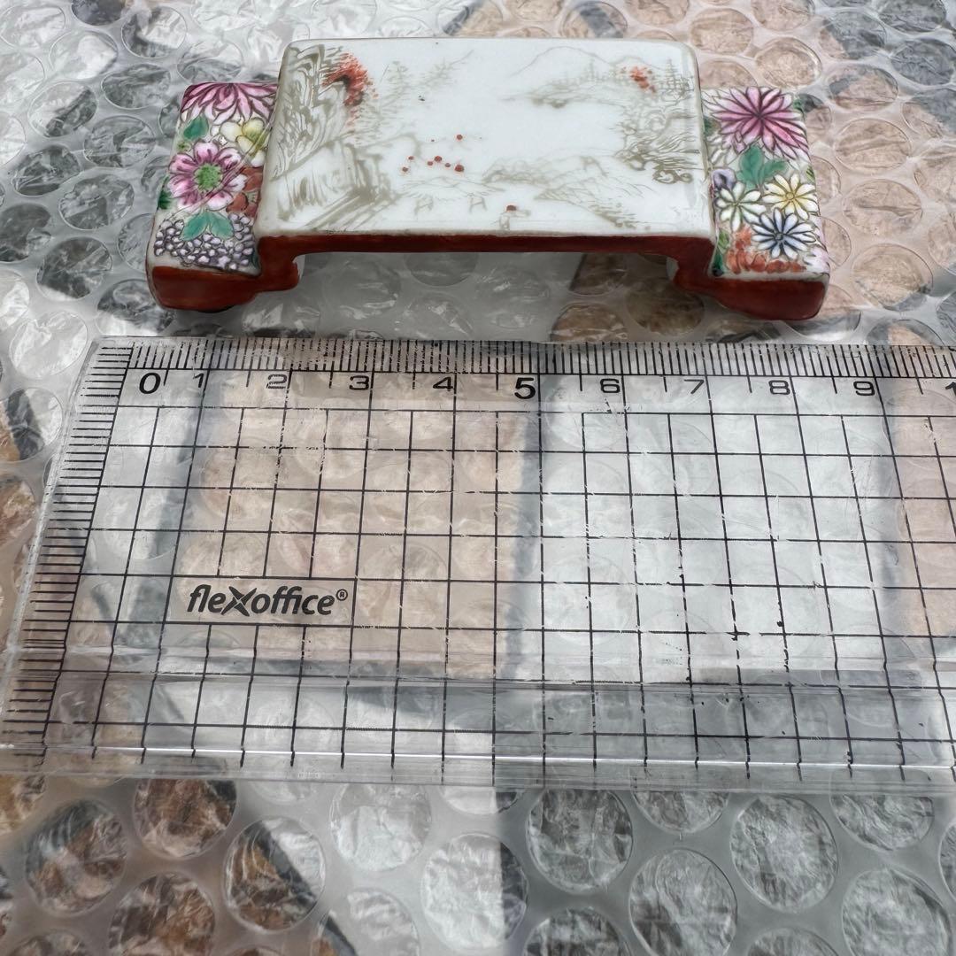 中国美術　筆置き　筆架　置物　陶磁器　山水と花模様　色絵　￼粉彩　骨董