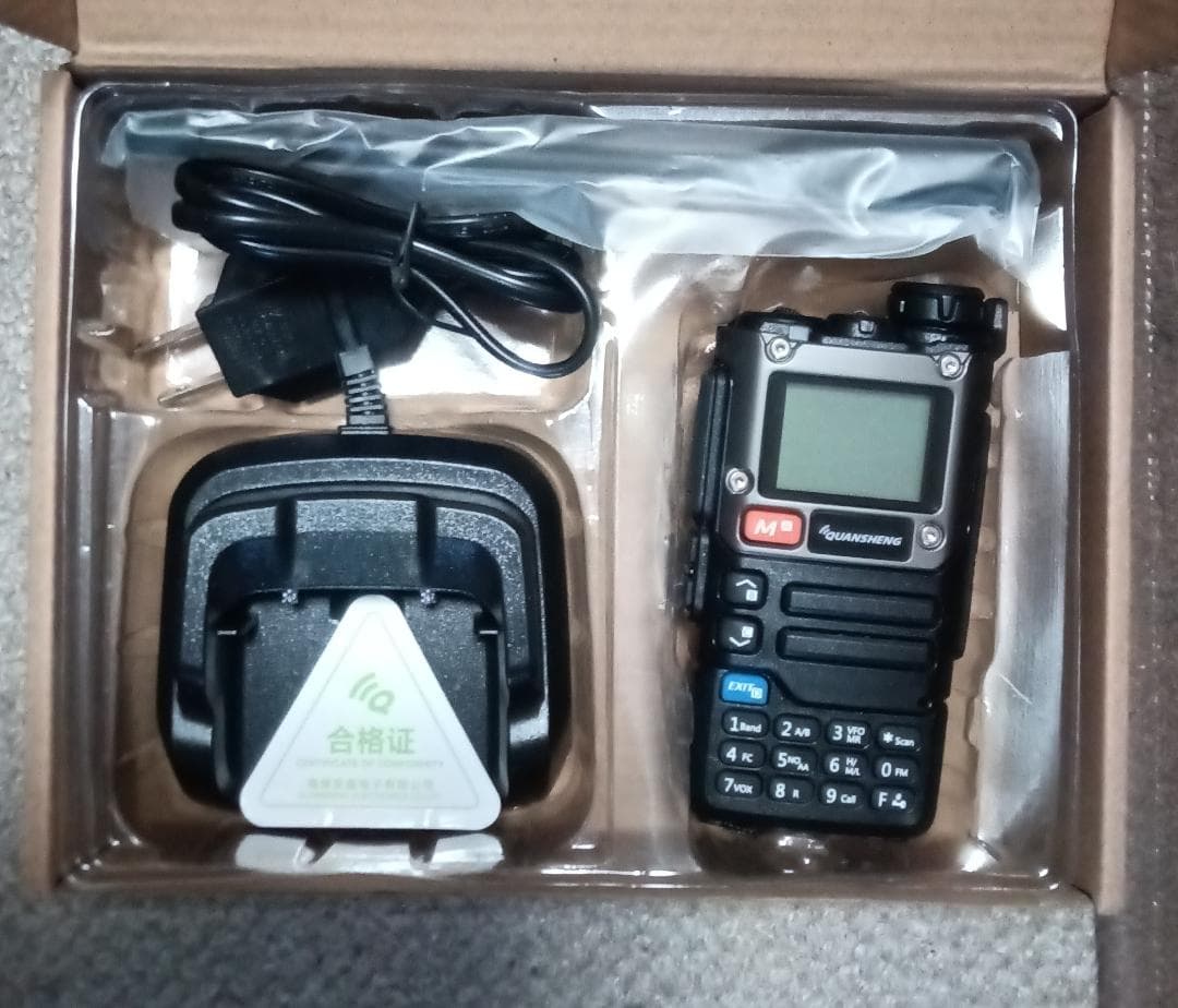 広帯域受信機　UV-K5(６）　２９９７ｃｈ（LCD色　白）ロングアンテナ付属