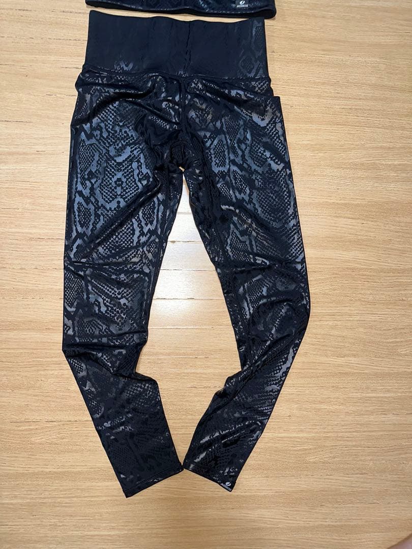 ジャザサイズ　ブラック ヘビ柄 スポーツブラとレギンスセット　S