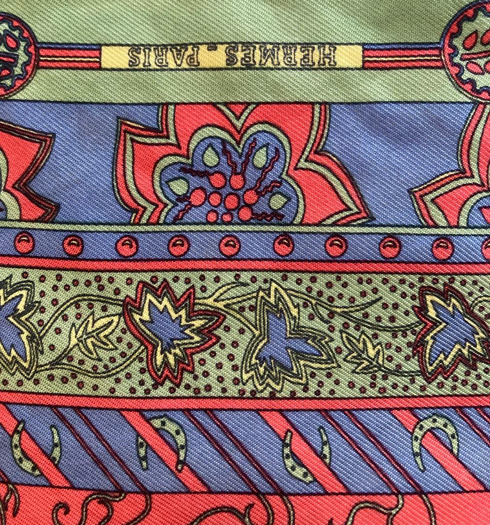 「美品」HERMES（エルメス）のスカーフ、カレ40 シルク素材で肌触りが素敵