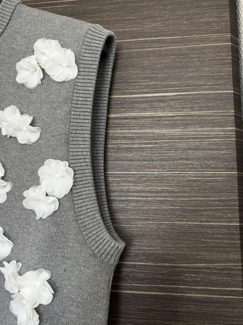 UNITED ARROWS 3Dフラワーモチーフ ノースリーブ ニットベスト