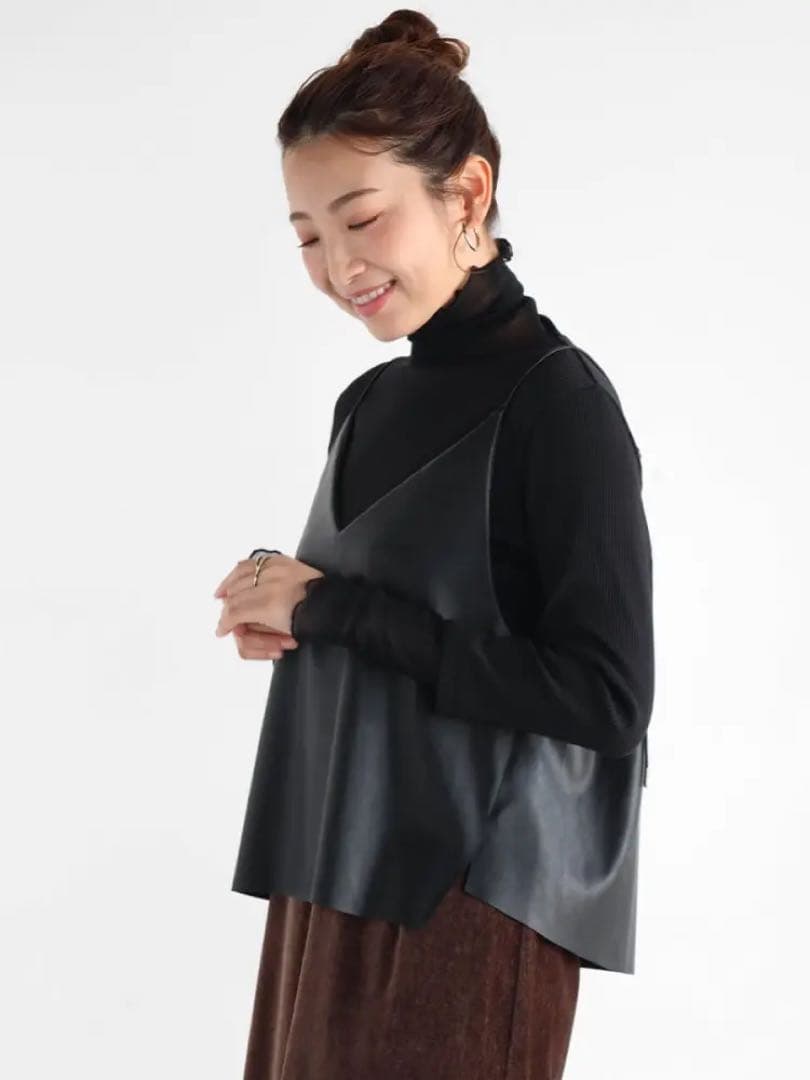 ヤマダヤ新品未使用　ブラック Vin 2WAYフェイクレザービスチェ