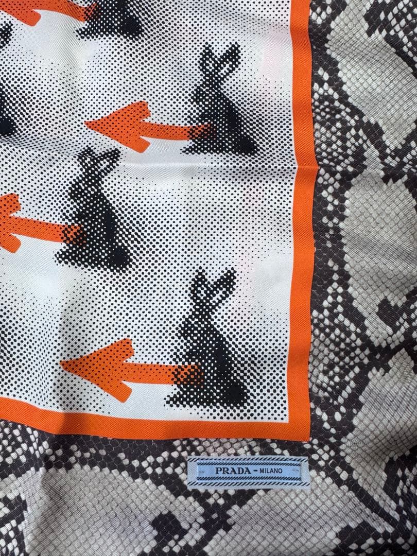 PRADA 2016ss 90×90シルク大判スカーフ うさぎ×矢印 パイソン柄