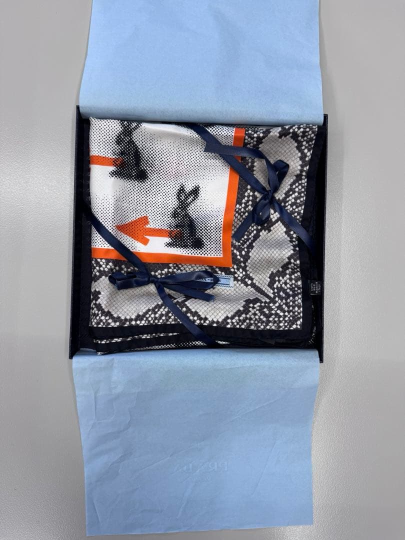 PRADA 2016ss 90×90シルク大判スカーフ うさぎ×矢印 パイソン柄