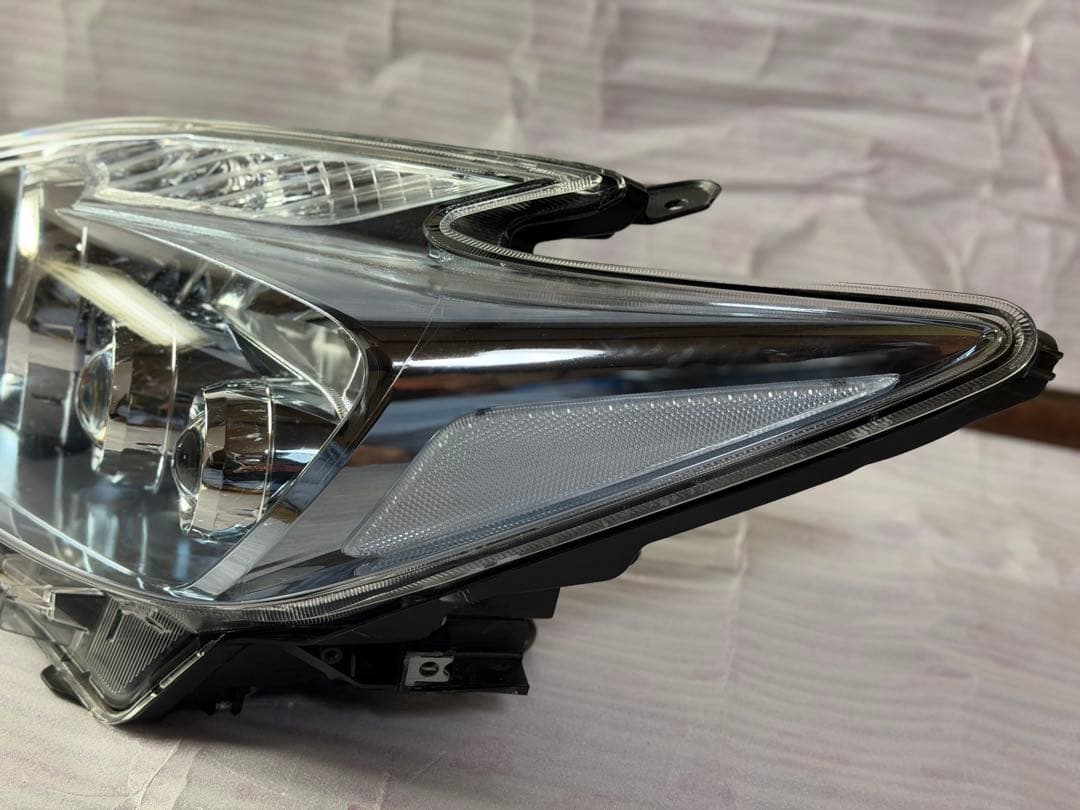 か*ょ様 トヨタ　プリウス　左　ヘッドライト LEDクリアレンズ