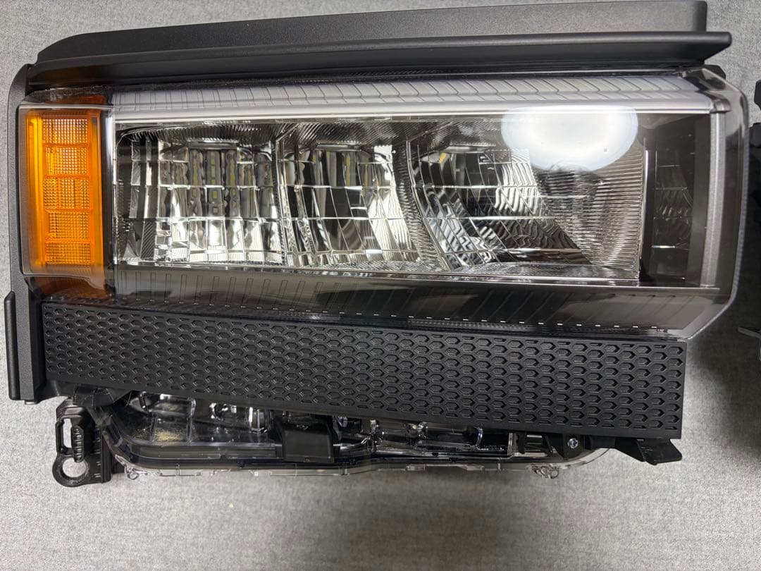 ランドクルーザー250 VX 純正角目ヘッドライト（新品）