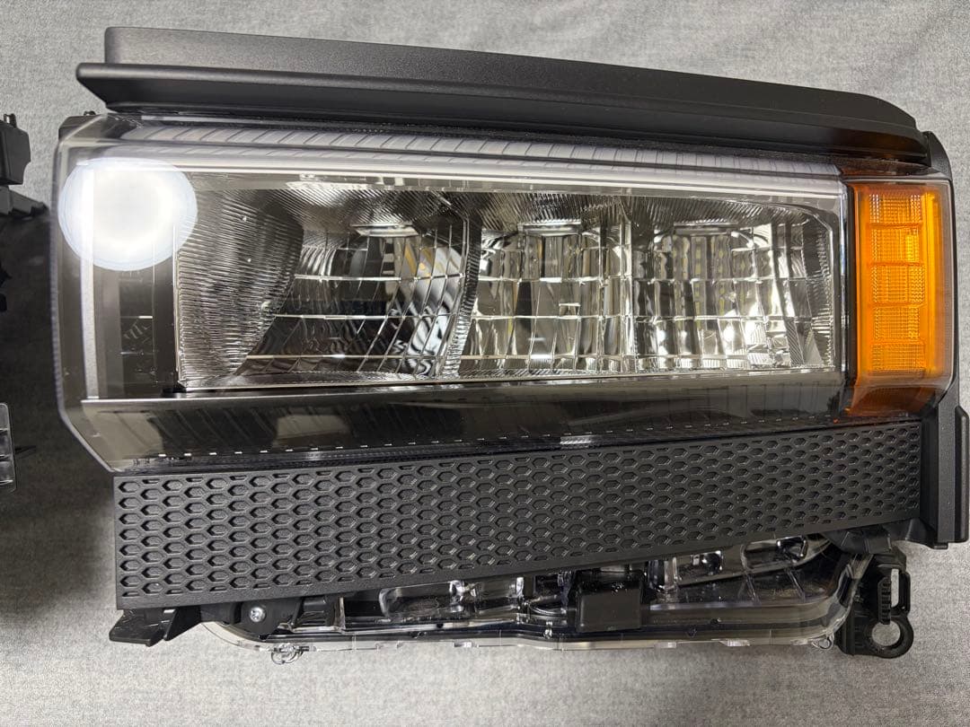 ランドクルーザー250 VX 純正角目ヘッドライト（新品）