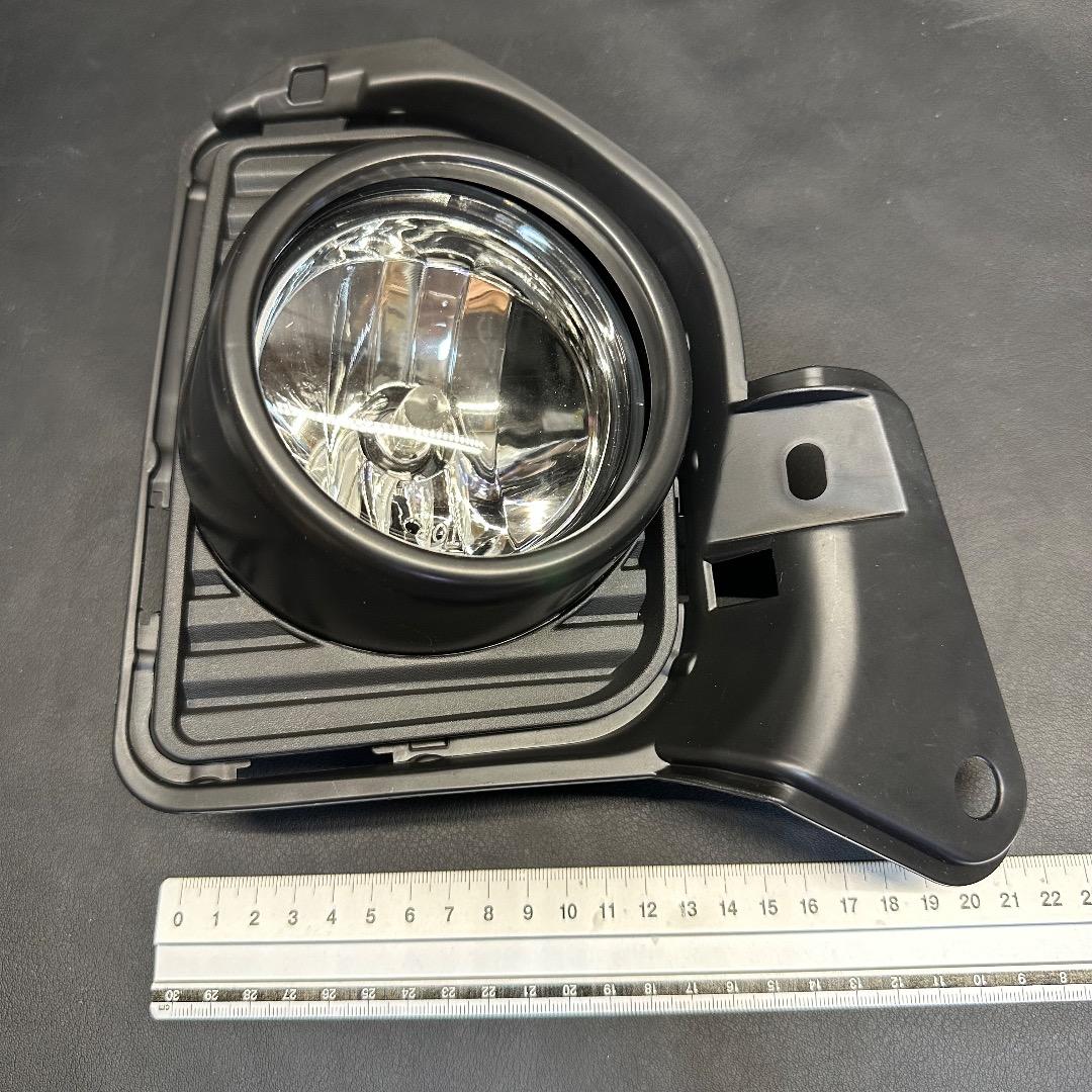 ♡H右横1003 未使用保管品 TOYOTA ハイエース フォグランプ