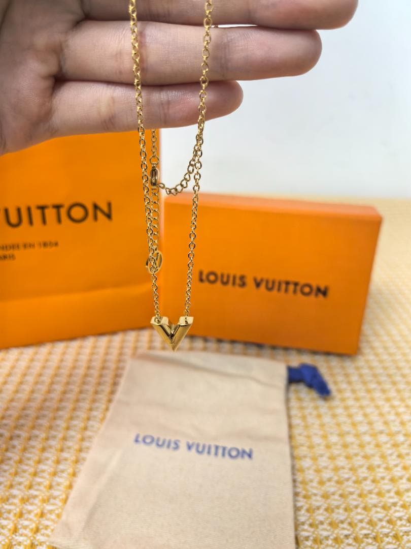 ゴールドVロゴネックレス上品おしゃれエレガントクラシックLOUISVUITTON