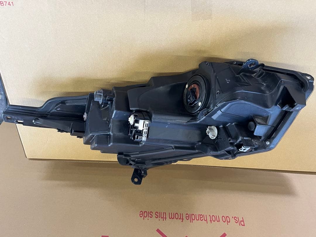 ホンダベゼル　RU３　ハイブリッド 左LEDヘッドランプ