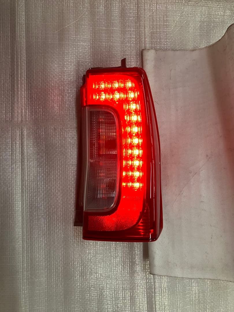 ♦︎ダイハツ★タントLA600S右純正テールランプ★点灯確認済み★良品★