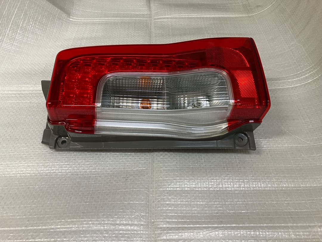 ♦︎ダイハツ★タントLA600S右純正テールランプ★点灯確認済み★良品★