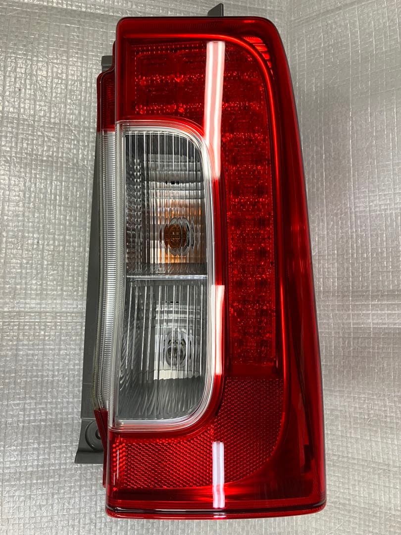 ♦︎ダイハツ★タントLA600S右純正テールランプ★点灯確認済み★良品★