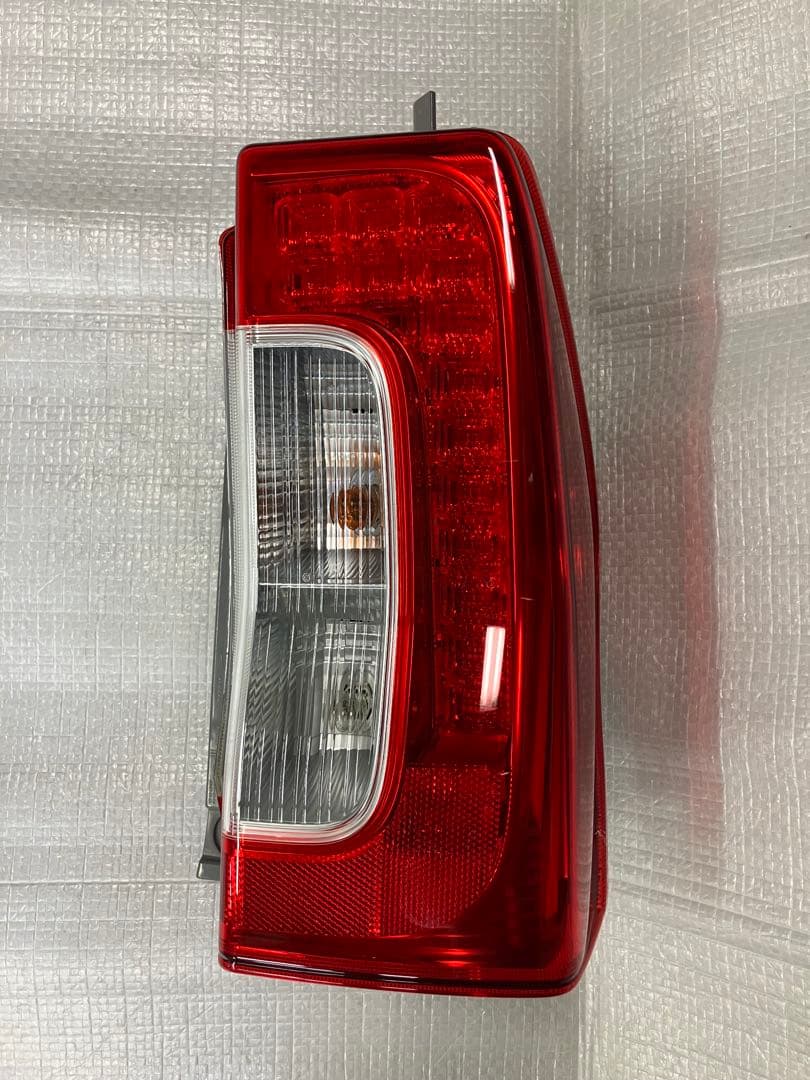 ♦︎ダイハツ★タントLA600S右純正テールランプ★点灯確認済み★良品★