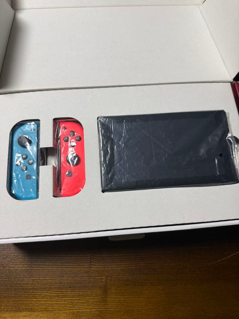 Nintendo Switch 本体 赤/青 Joy-Con FIFA 19付き