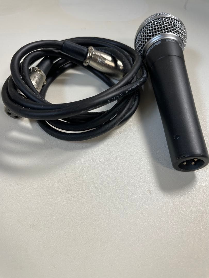 SHURE SM58 ダイナミックマイク、XLR接続端子付き。