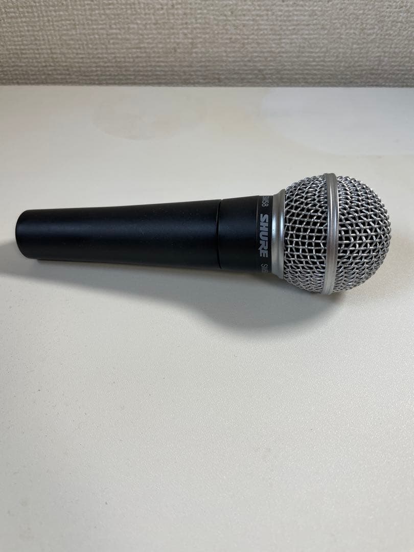 SHURE SM58 ダイナミックマイク、XLR接続端子付き。