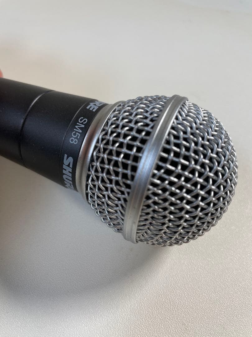 SHURE SM58 ダイナミックマイク、XLR接続端子付き。