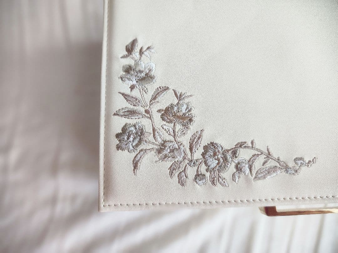 【新品未使用】ホワイト花柄刺繍 アクセサリーケース