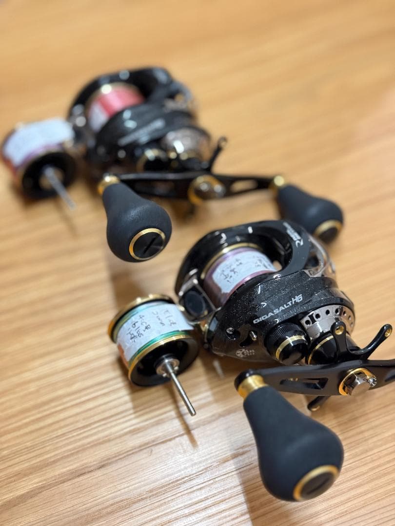 美品REAL METHOD GIGASALT HGベイトリール右巻き替スプール付