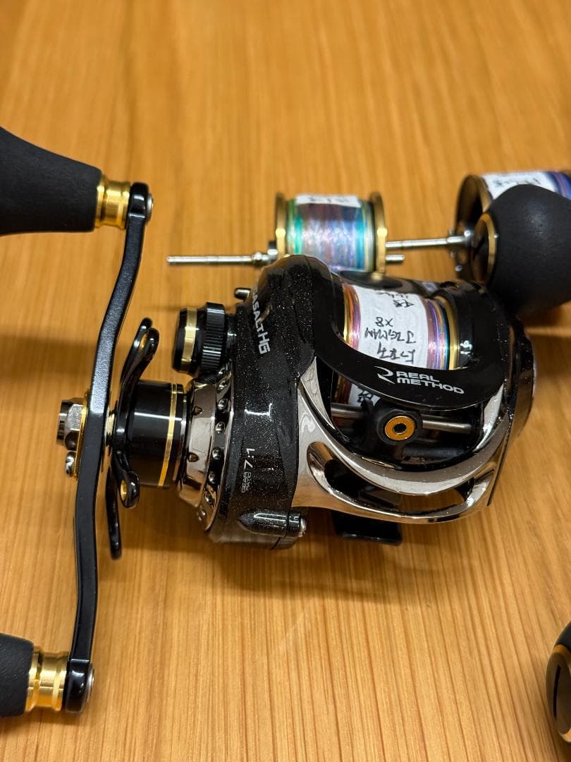 美品REAL METHOD GIGASALT HGベイトリール右巻き替スプール付
