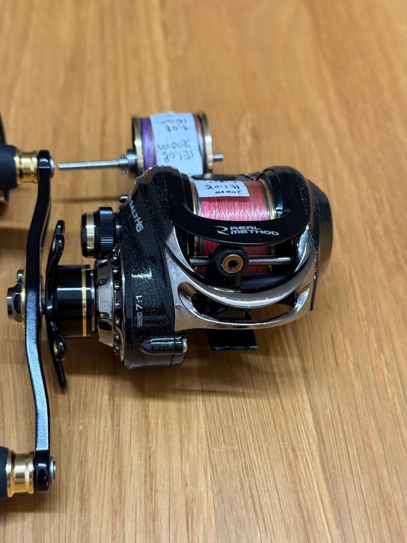 美品REAL METHOD GIGASALT HGベイトリール右巻き替スプール付