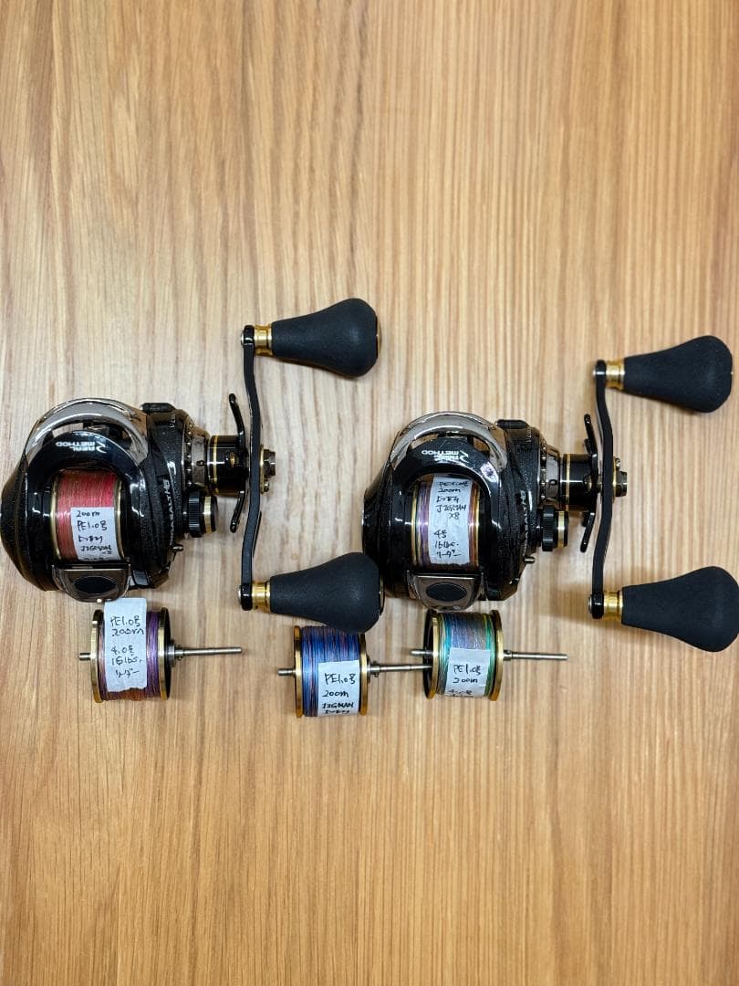 美品REAL METHOD GIGASALT HGベイトリール右巻き替スプール付