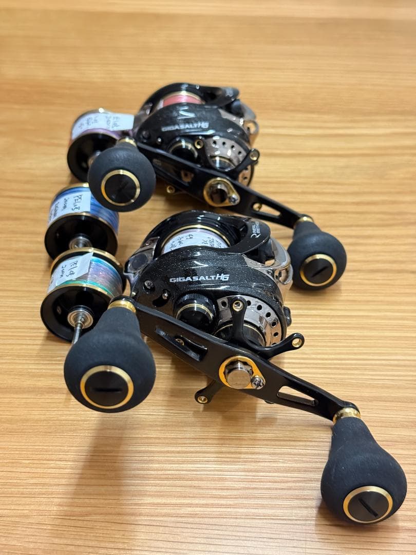 美品REAL METHOD GIGASALT HGベイトリール右巻き替スプール付