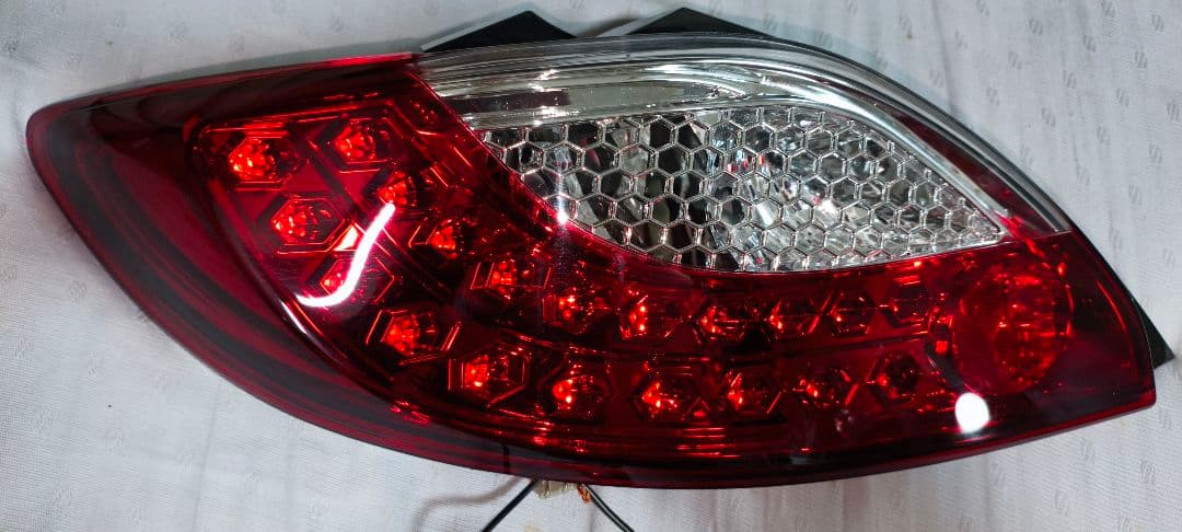 デミオDE3FS用社外品LEDテールランプ 赤/クリア 流線型