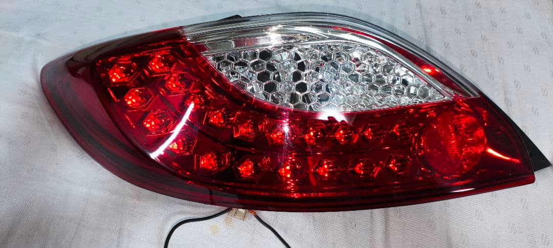 デミオDE3FS用社外品LEDテールランプ 赤/クリア 流線型