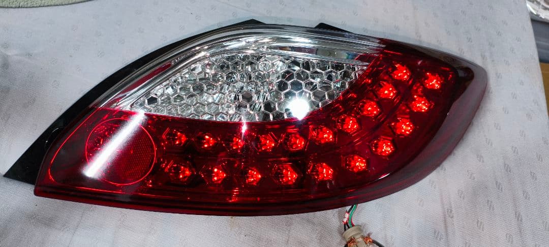 デミオDE3FS用社外品LEDテールランプ 赤/クリア 流線型