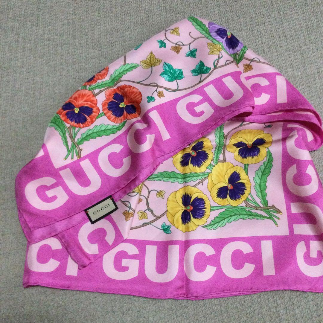 新品！未使用！グッチGUCCIスカーフ　85×85 華やかな花柄　シルク　差し色