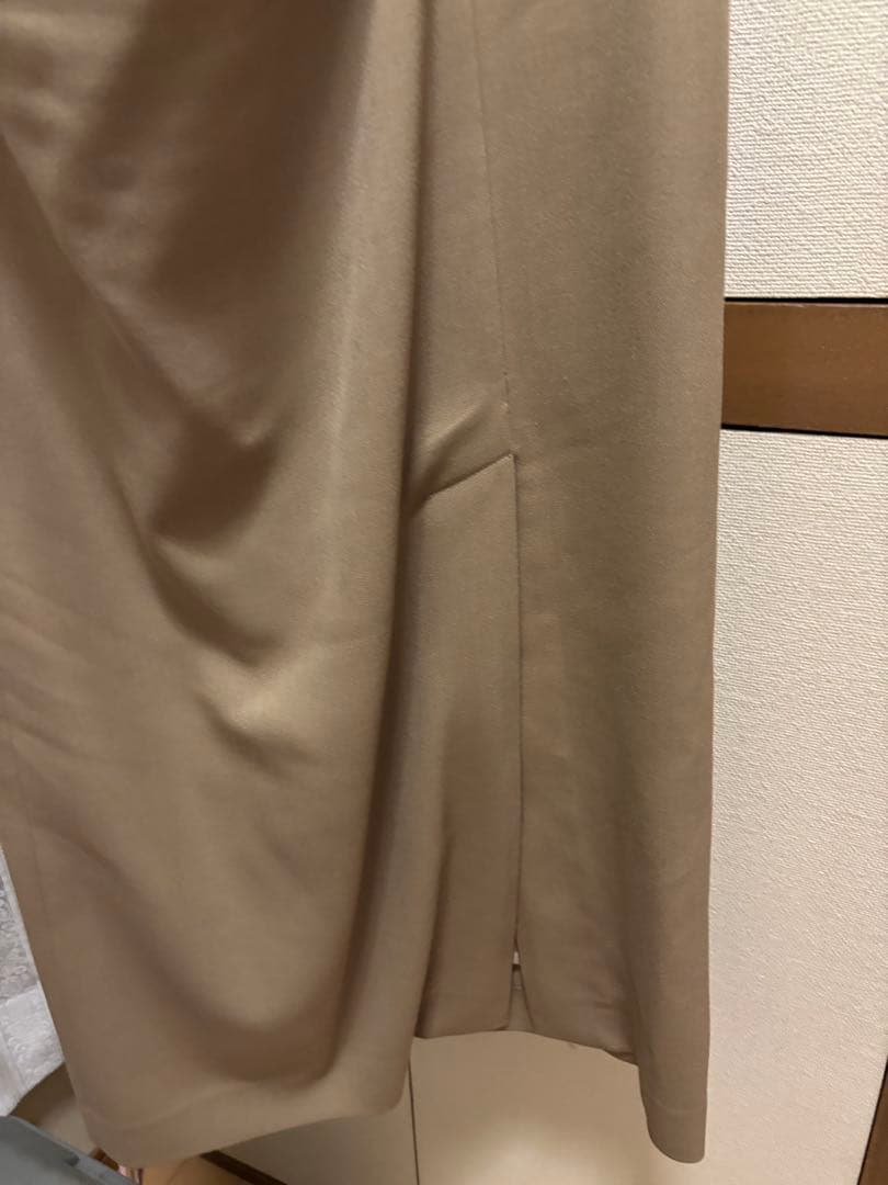 ベージュ ドレープデザイン ノースリーブワンピース